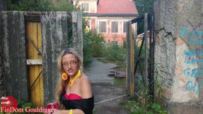 Blowing Balloons Near Old Manor In Big Eye Glasses - Sex Movies Featuring Findom Goaldigger on vidgratis.com