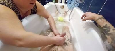 Stepmom washes me in the bathroom and jerks off my cock - Russia on vidgratis.com