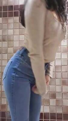 Showing Off Her Ass In Tight Denim Jeans on vidgratis.com