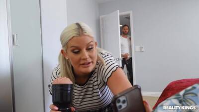 Big ass blonde mom fucked by stepson's tasty dong on vidgratis.com