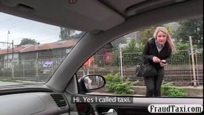 Hot blonde gets tricked by a taxi driver on vidgratis.com