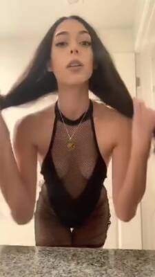 Girl Looks Extremely Fuckable In That Outfit on vidgratis.com