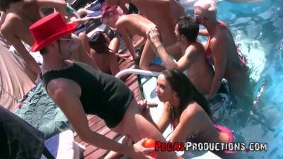 Hoge-ass Poolparty Orgy From The Before Times - France on vidgratis.com