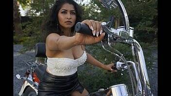 Sexy Bhabi gets naked on Bike - Maya on vidgratis.com