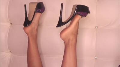 Lola_Bloom dangling her sexy mules on vidgratis.com