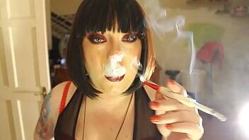 Fat Domme Tina Smua Smokes A Filterless Cigarette In A Holder - Britain on vidgratis.com