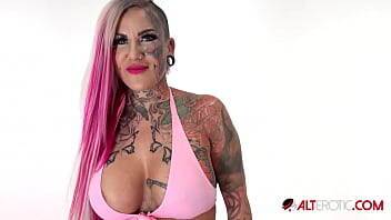 Evilyn Ink gets lubed up and rides the tremor on vidgratis.com