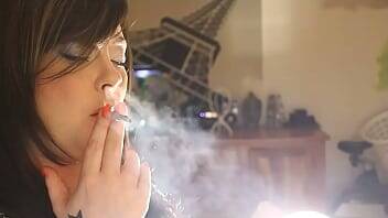 UK Domme Tina Snua Smoking A Cork Cigarette With Nose Exhales - Britain on vidgratis.com