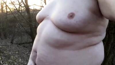 Chubby masturbates in the woods on vidgratis.com