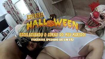 Marido Corno sendo humilhado pela esposa fantasiada de palhaço. Especial de Halloween. on vidgratis.com