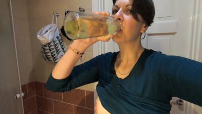 Girlfriend Drinks Her Own Pee From Bottle on vidgratis.com