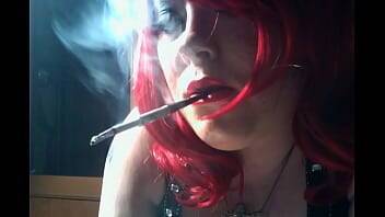 BBW British Mistress Tina Snua Dangles A Slim Cigarette In A Holder - Britain on vidgratis.com