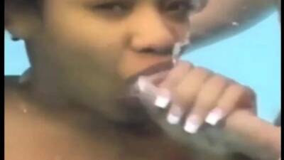 Black woman sucking 2 cocks underwater on vidgratis.com