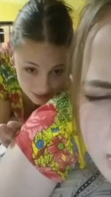 Married Teen On Periscope Shows Her Friend Titties on vidgratis.com