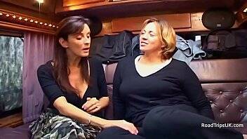 Angie George and Anabel Moon in the van - Britain on vidgratis.com