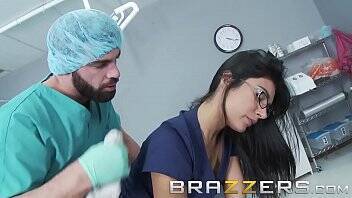 Doctors Adventure - (Shazia Sahari) - Doctor pounds Nurse while patient is out cold - Brazzers on vidgratis.com