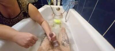 Stepmom washes me in the bathroom and jerks off my cock - Russia on vidgratis.com