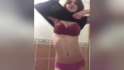 Hot Turkish Girl Undressing On The Toilet - Turkey on vidgratis.com