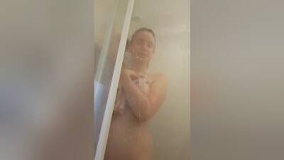 Hot Busty Wife In The Shower on vidgratis.com