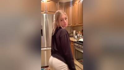 Hot Blonde Jiggling Her Ass In The Kitchen on vidgratis.com