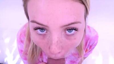 Cute Teen with freckles sucking big cock in studio on vidgratis.com