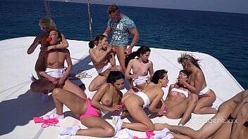 Russian girls hardcore orgy on the boat - Russia on vidgratis.com