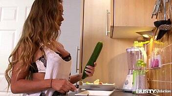 Busty seduction in kitchen makes Amanda Rendall fill her pink with veggies on vidgratis.com