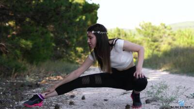 Flexi teen shows off in outdoor XXX kink on vidgratis.com