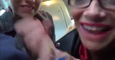 Zwei Schlampen geben mir im Bus Gruppen-Blowjob on vidgratis.com