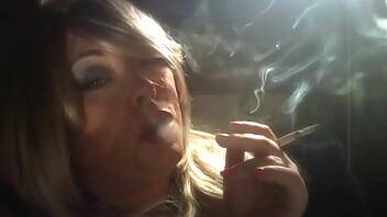 BBW Domme Tina Snua Smoking A Cigarette Deep Between Fingers With Drifting - Britain on vidgratis.com