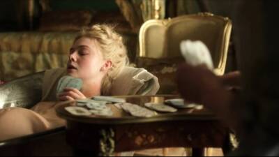 Elle Fanning tits in nude and sex scenes on vidgratis.com