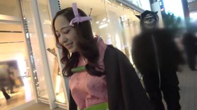 渋谷ハロウィンに現れた鬼滅コスの美少女をナンパGET - Japan on vidgratis.com