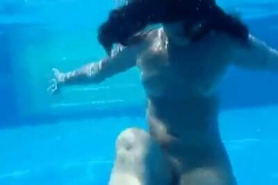 Curvy pawg strips and shakes her big booty underwater on vidgratis.com