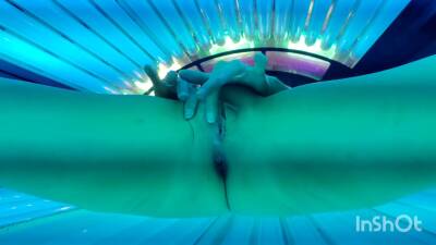 Trixie Has Some Tanning Bed Fun on vidgratis.com