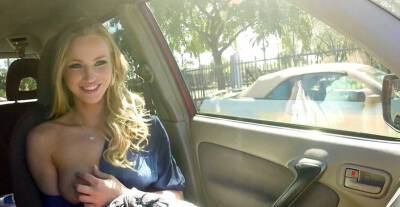 Gorgeous and blondie hitchhiker Stacy Carr gets fucked by dude on vidgratis.com