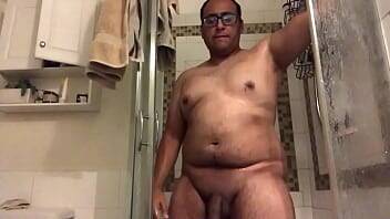 Sexy Big Dick in the shower on vidgratis.com
