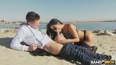 Unforgettable sex on the beach with curvaceous Latina Canela Skin on vidgratis.com