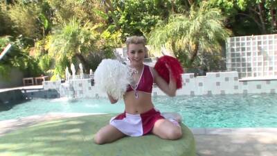 Cheerleader gets her dose of cock in seductive POV on vidgratis.com