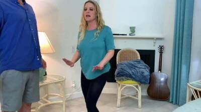 Stepson helps stepmom make an exercise video - Denmark on vidgratis.com