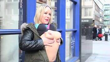 Busty pisses and strips in front of everyone without shame - Britain on vidgratis.com