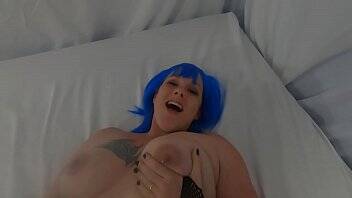 Sexy Bitch fingers and gets fucked on vidgratis.com