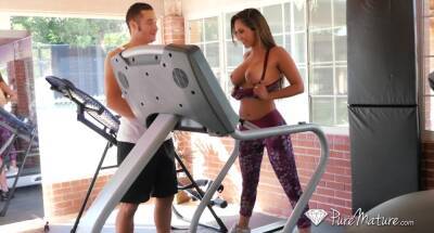 Sport milf Reena Sky gets intimate with her handsome fitness instructor on vidgratis.com