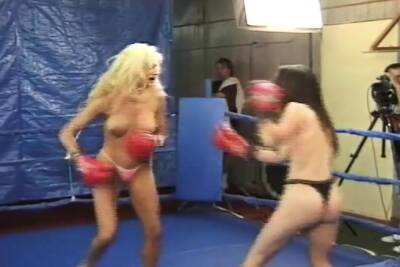 Topless female boxing as blonde battles brunette with body on vidgratis.com