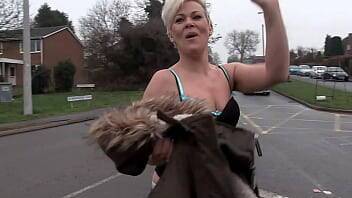 Dexy milf pisses herself in public and shows her ass to passing cars - Britain on vidgratis.com