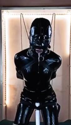 Latex slut solo anal masturbation on vidgratis.com