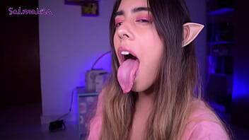 Long tongue close up on vidgratis.com