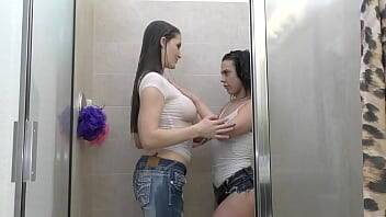 Big Titty & Juicy Asses soaking wet on vidgratis.com