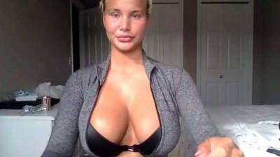 Athletic blonde showing her body and pussy to the camera - Usa on vidgratis.com