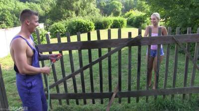 Skinny hon spreads wife for the neighbor in scenes of outdoor amateu on vidgratis.com