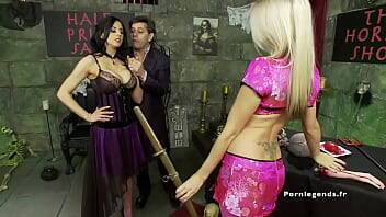 Natasha Marley et Louise Jenson partagent une grosse bite et du sperme dans la boutique d'horreur on vidgratis.com